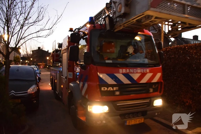Brandweer controleert schoorsteenbrand met hoogwerker