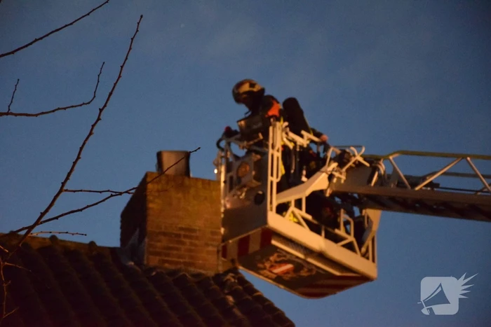 Brandweer controleert schoorsteenbrand met hoogwerker