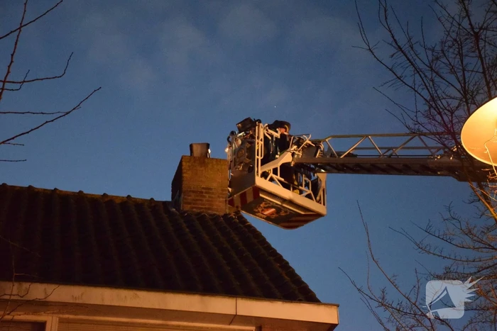 Brandweer controleert schoorsteenbrand met hoogwerker