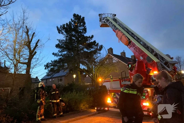 Brandweer controleert schoorsteenbrand met hoogwerker