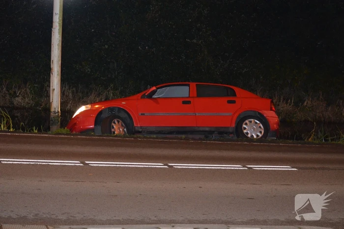 Personenauto belandt net niet in de sloot