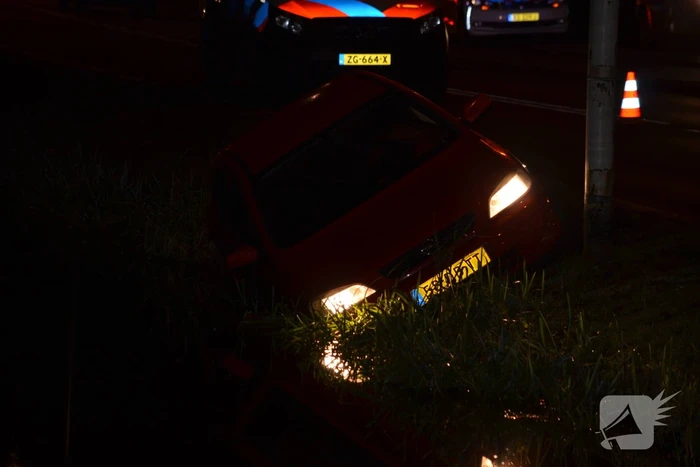Personenauto belandt net niet in de sloot