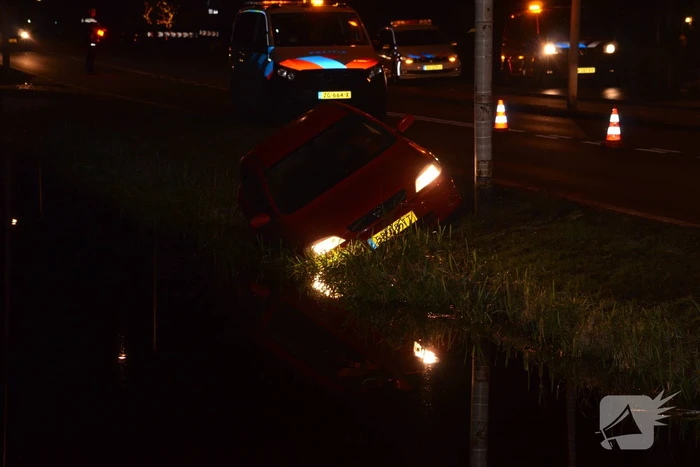 Personenauto belandt net niet in de sloot