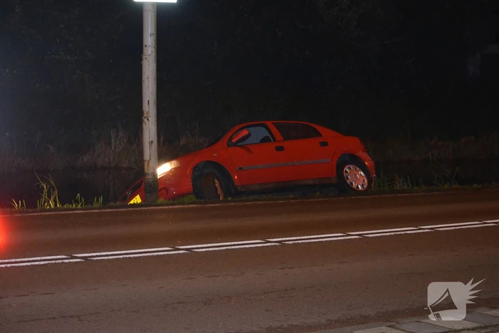 Personenauto belandt net niet in de sloot