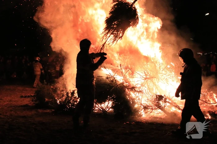 Jaarlijkse kerstboomverbranding druk bezocht
