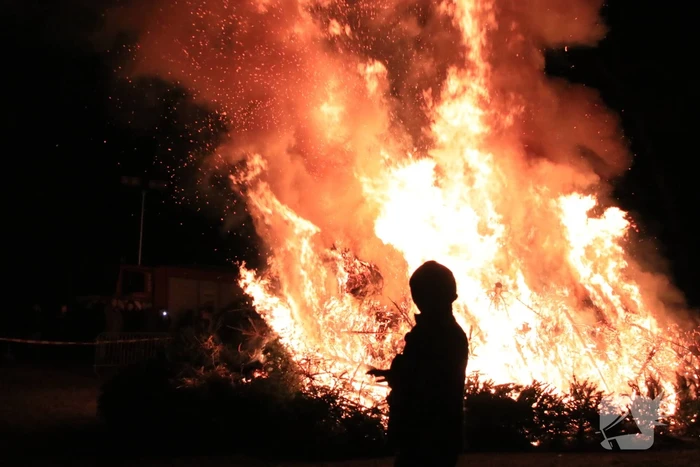 Jaarlijkse kerstboomverbranding druk bezocht