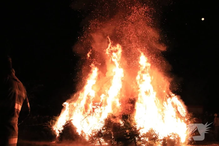 Jaarlijkse kerstboomverbranding druk bezocht