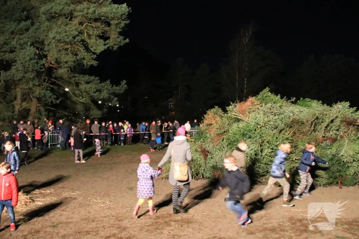 Jaarlijkse kerstboomverbranding druk bezocht