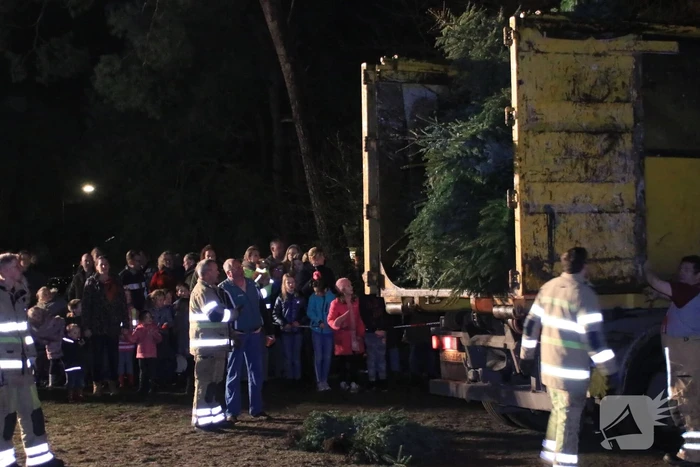 Jaarlijkse kerstboomverbranding druk bezocht