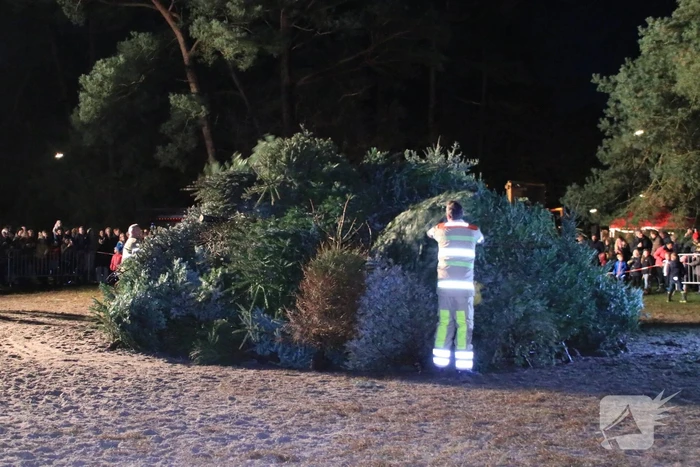 Jaarlijkse kerstboomverbranding druk bezocht