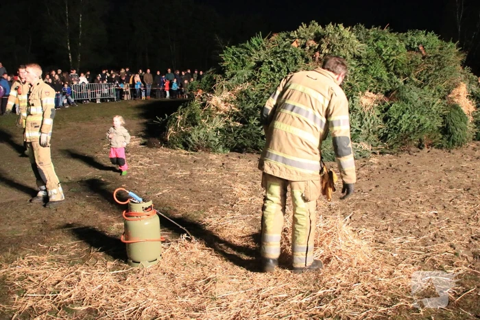 Jaarlijkse kerstboomverbranding druk bezocht