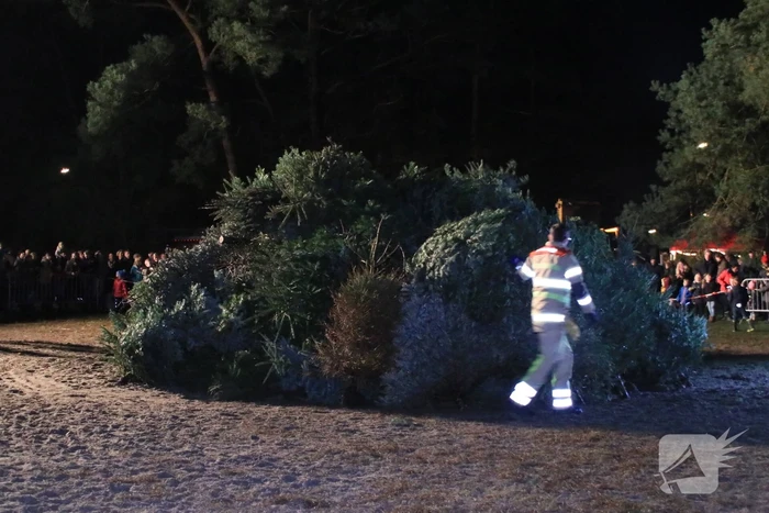 Jaarlijkse kerstboomverbranding druk bezocht