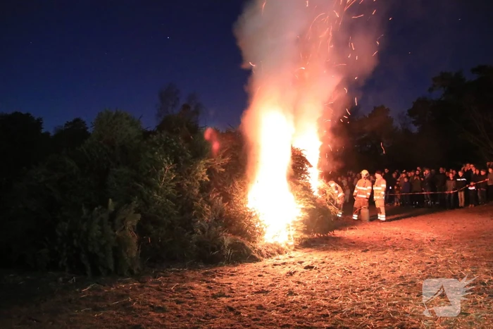 Jaarlijkse kerstboomverbranding druk bezocht