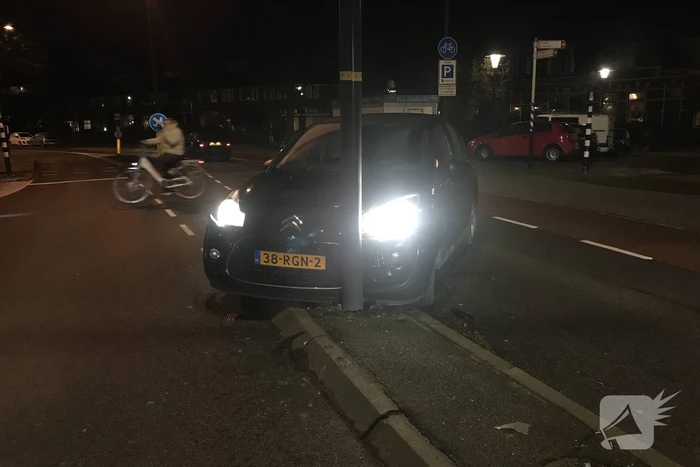Auto beschadigd na botsing tegen lantaarnpaal