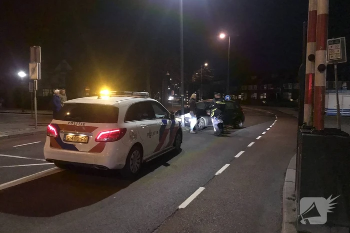 Auto beschadigd na botsing tegen lantaarnpaal