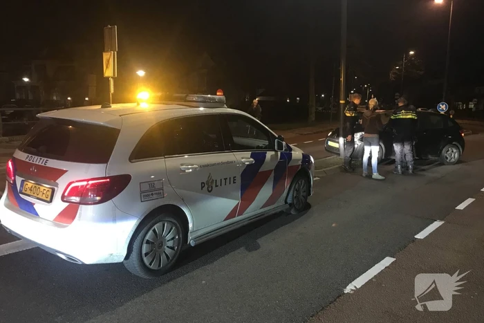 Auto beschadigd na botsing tegen lantaarnpaal