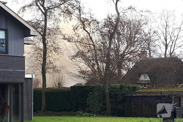 Flinke rookontwikkeling bij brand in rieten dak