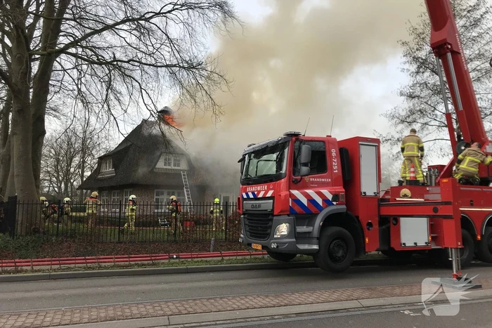 Flinke rookontwikkeling bij brand in rieten dak