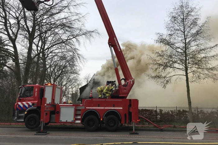 Flinke rookontwikkeling bij brand in rieten dak