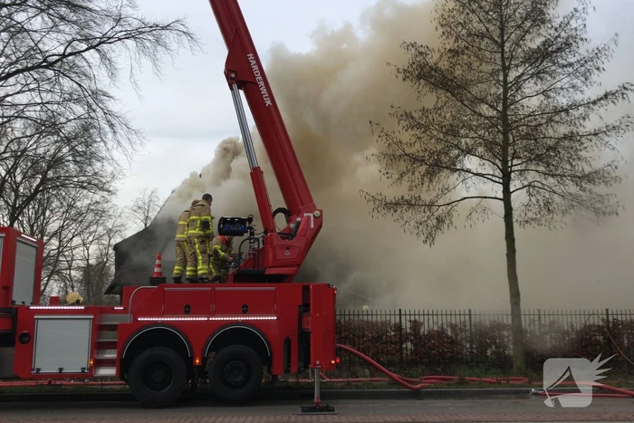 Flinke rookontwikkeling bij brand in rieten dak