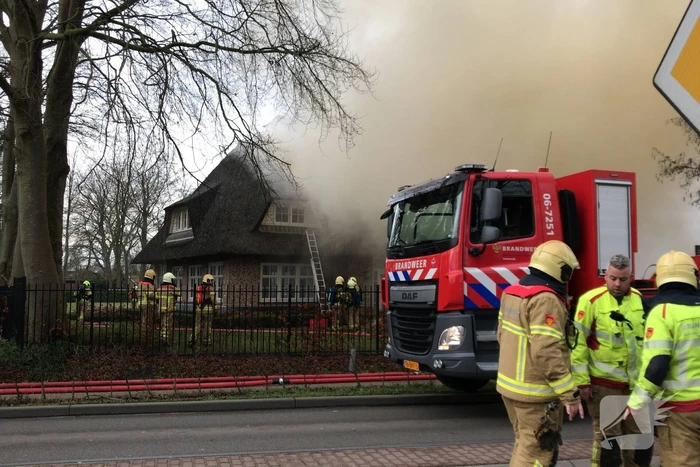 Flinke rookontwikkeling bij brand in rieten dak