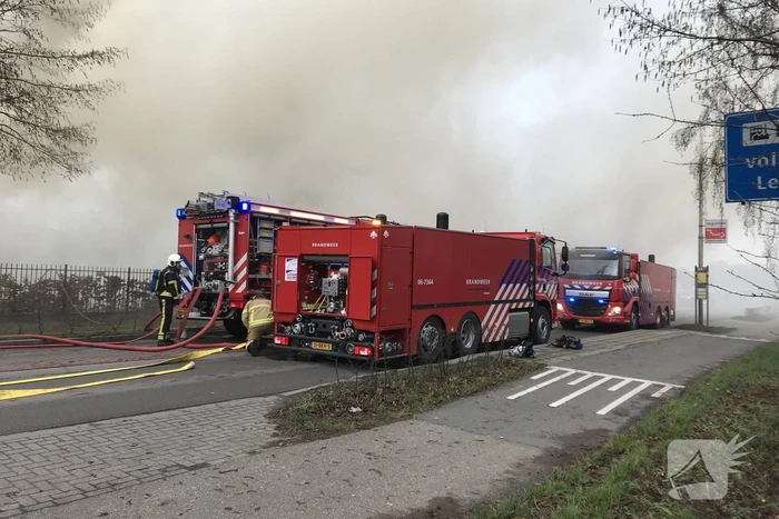 Flinke rookontwikkeling bij brand in rieten dak