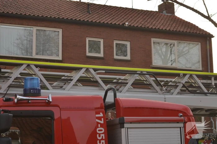 Brandweer redt kat uit dakgoot