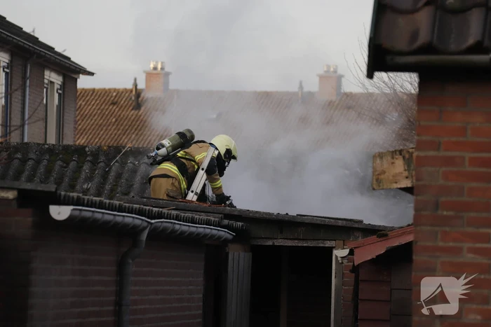 Brand in schuur achter woning