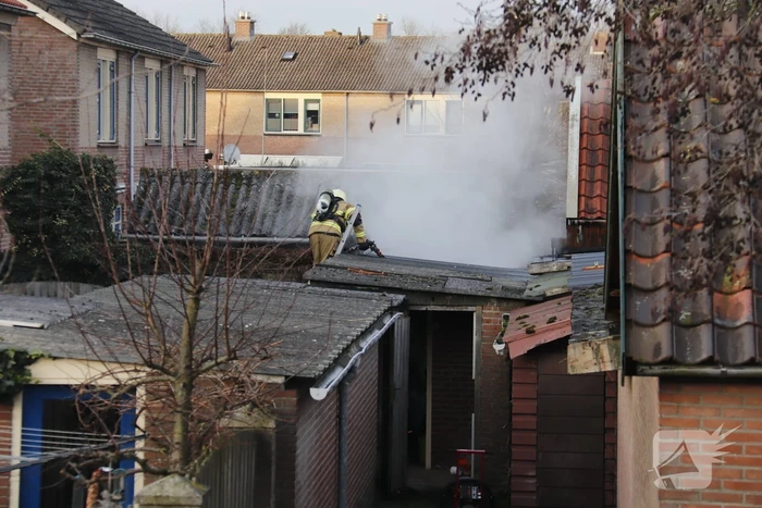 Brand in schuur achter woning