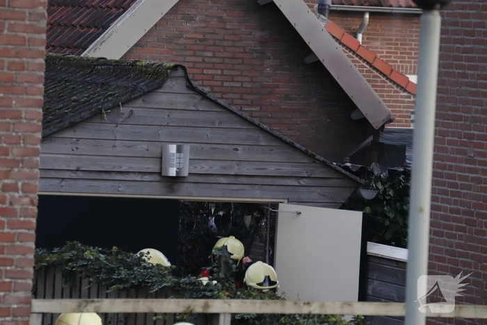 Brand in schuur achter woning