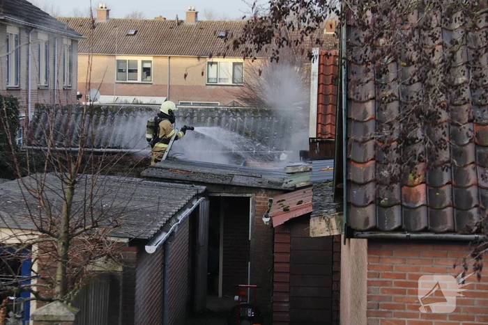 Brand in schuur achter woning