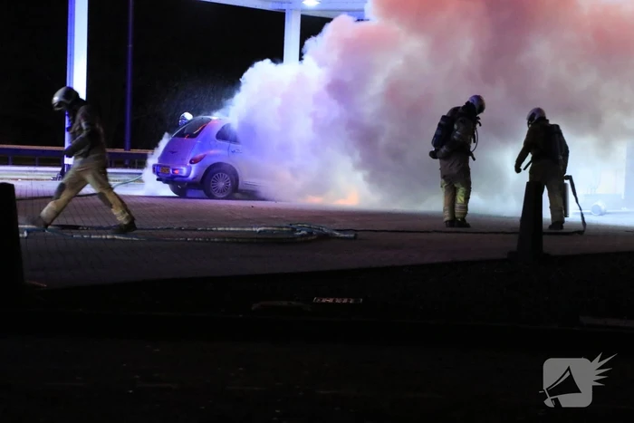 Personenauto brandt volledig uit bij tankstation