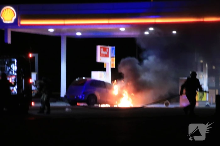 Personenauto brandt volledig uit bij tankstation