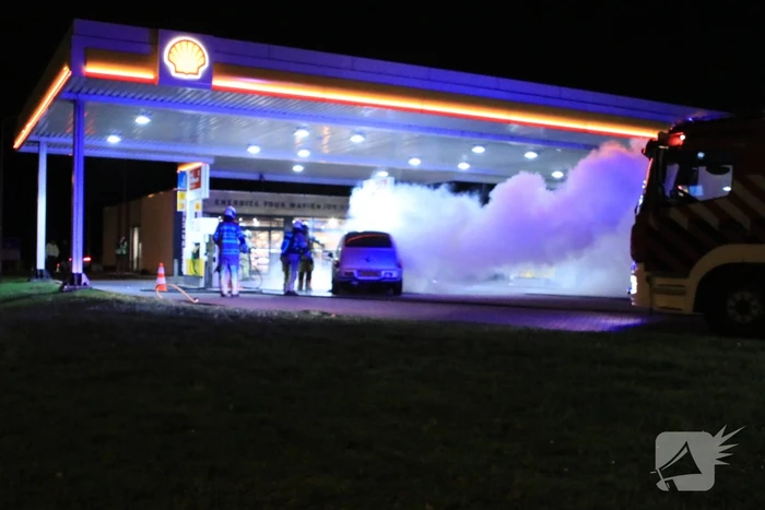 Personenauto brandt volledig uit bij tankstation