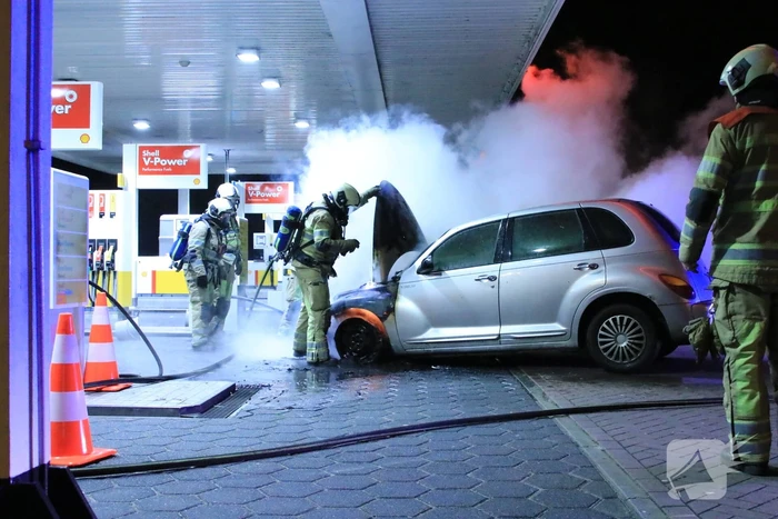 Personenauto brandt volledig uit bij tankstation