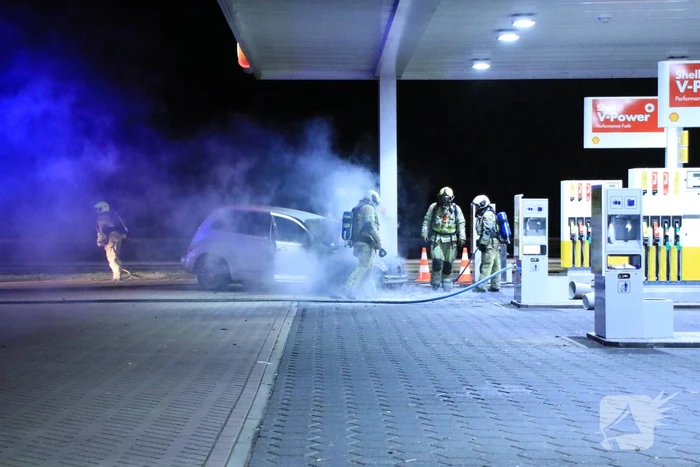Personenauto brandt volledig uit bij tankstation