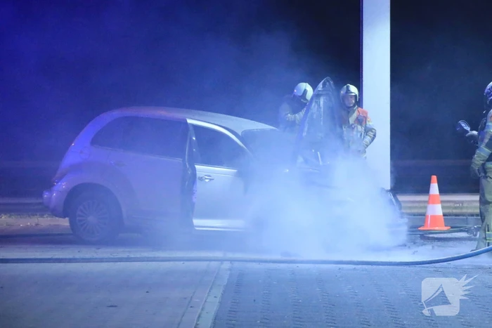 Personenauto brandt volledig uit bij tankstation