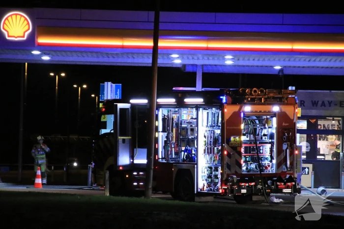 Personenauto brandt volledig uit bij tankstation