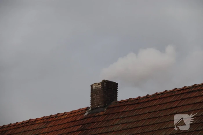 Brandweer veegt schoorsteen na brand