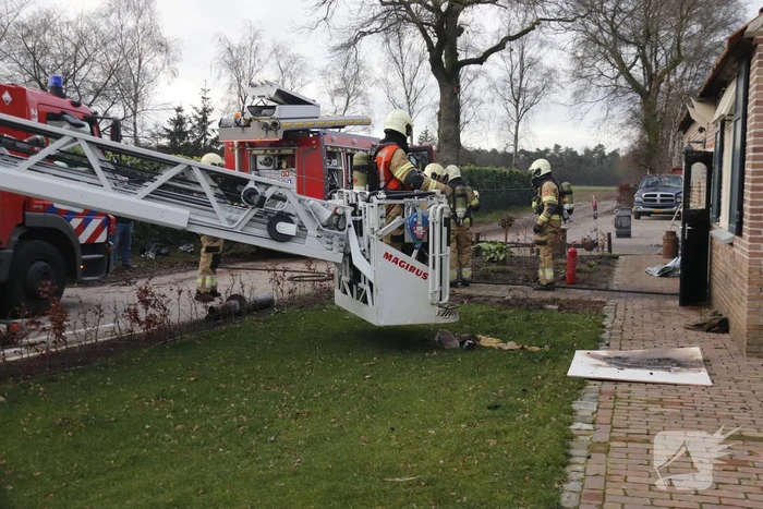 Brandweer veegt schoorsteen na brand