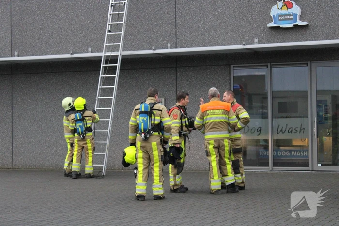 Brand op dak van carwash