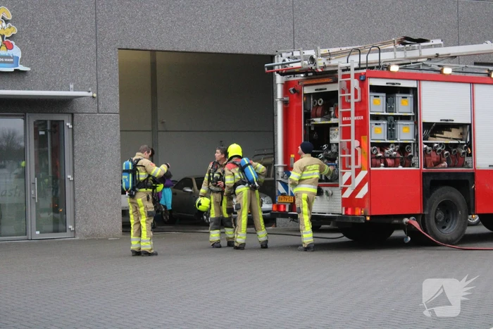 Brand op dak van carwash