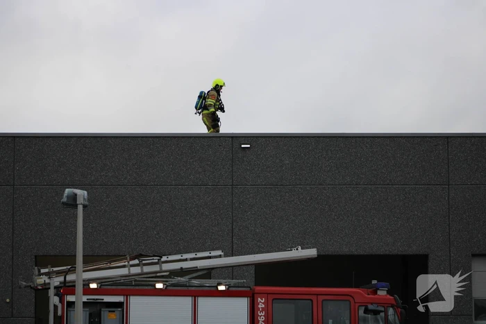 Brand op dak van carwash