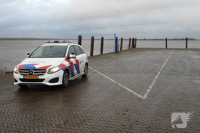 Automobilist rijdt Lauwersmeer in