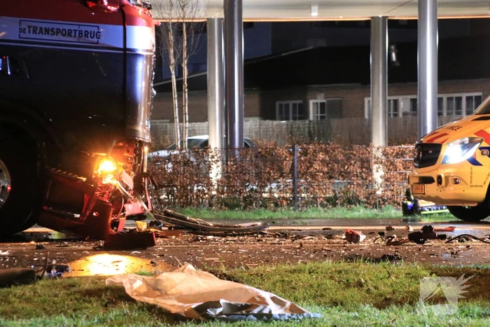 Man overleden na frontale aanrijding met vrachtwagen