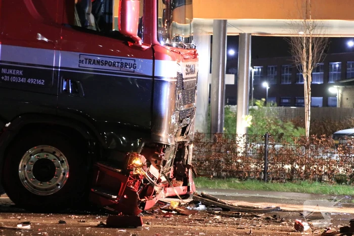 Man overleden na frontale aanrijding met vrachtwagen