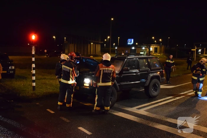 Jeep vat vlam voor stoplicht