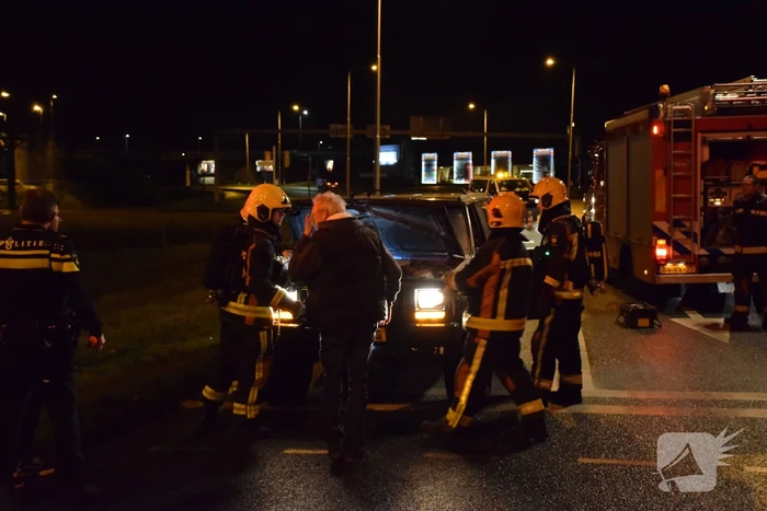 Jeep vat vlam voor stoplicht
