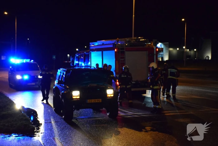 Jeep vat vlam voor stoplicht
