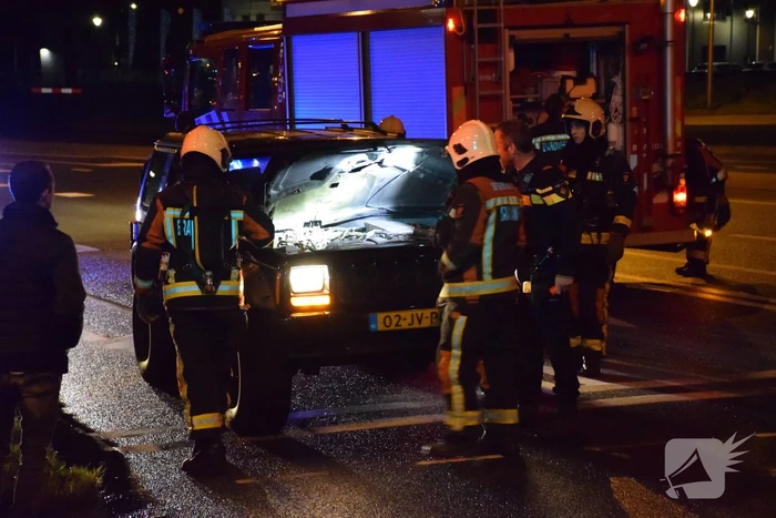 Jeep vat vlam voor stoplicht